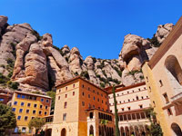 Small Group Tour: Extended Montserrat, Tapas & Wine Tour from Barcelona